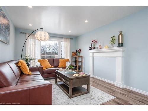 1-108 Woodlawn Road E, Guelph, ON - Indoor Photo Showing Living Room