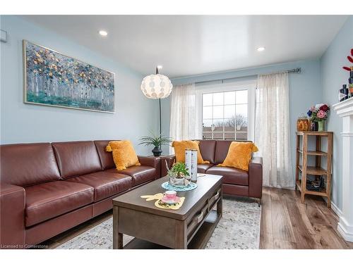 1-108 Woodlawn Road E, Guelph, ON - Indoor Photo Showing Living Room