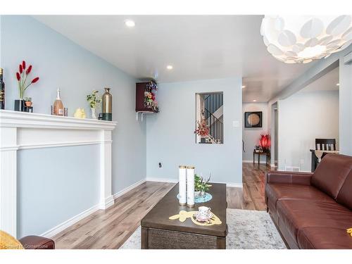 1-108 Woodlawn Road E, Guelph, ON - Indoor Photo Showing Living Room