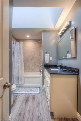 15 Hawthorne Road, Cambridge, ON - Indoor Photo Showing Bathroom