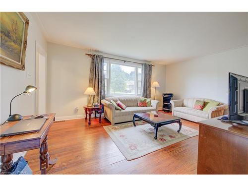 135 Stewart Avenue, Cambridge, ON - Indoor Photo Showing Living Room