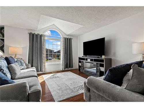 222 17Th Avenue, Hanover, ON - Indoor Photo Showing Living Room