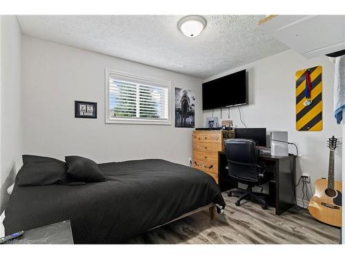 222 17Th Avenue, Hanover, ON - Indoor Photo Showing Bedroom