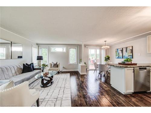 902 Atlantic Boulevard, Waterloo, ON - Indoor Photo Showing Living Room