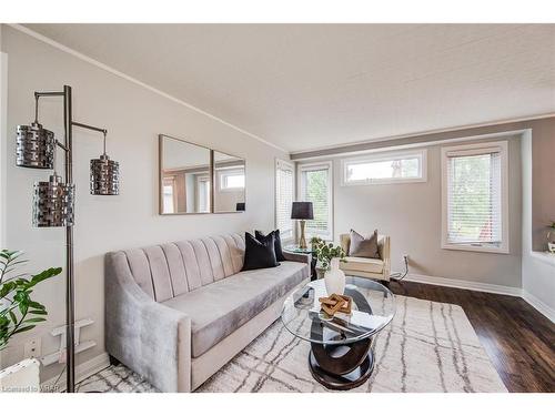 902 Atlantic Boulevard, Waterloo, ON - Indoor Photo Showing Living Room