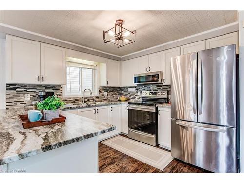 902 Atlantic Boulevard, Waterloo, ON - Indoor Photo Showing Kitchen With Stainless Steel Kitchen With Upgraded Kitchen