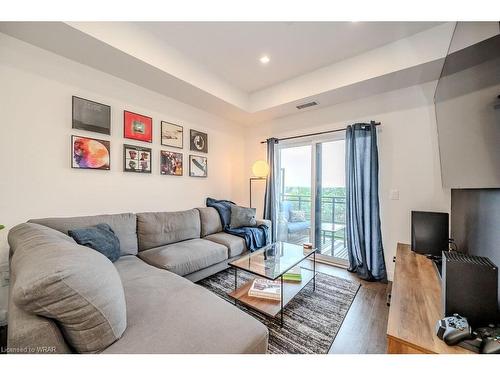 418-251 Northfield Drive, Waterloo, ON - Indoor Photo Showing Living Room