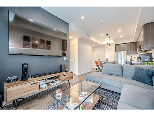 418-251 Northfield Drive, Waterloo, ON - Indoor Photo Showing Living Room