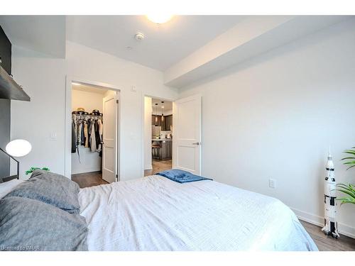 418-251 Northfield Drive, Waterloo, ON - Indoor Photo Showing Bedroom