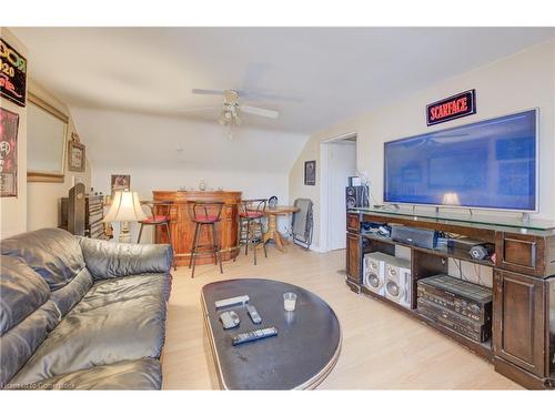 324 Maple Avenue, Kitchener, ON - Indoor Photo Showing Living Room