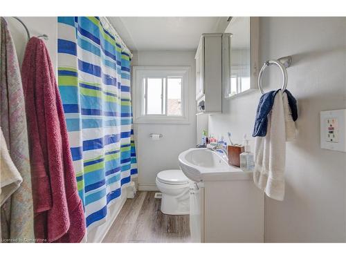 324 Maple Avenue, Kitchener, ON - Indoor Photo Showing Bathroom