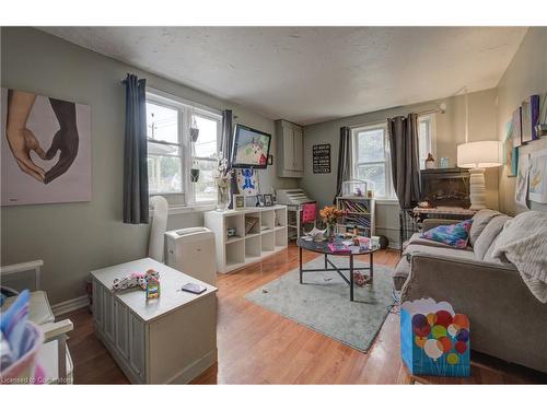 324 Maple Avenue, Kitchener, ON - Indoor Photo Showing Living Room