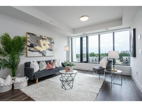 609-103 Roger Street, Waterloo, ON - Indoor Photo Showing Living Room