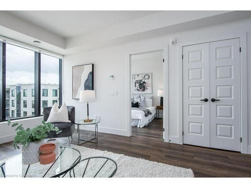 609-103 Roger Street, Waterloo, ON - Indoor Photo Showing Living Room