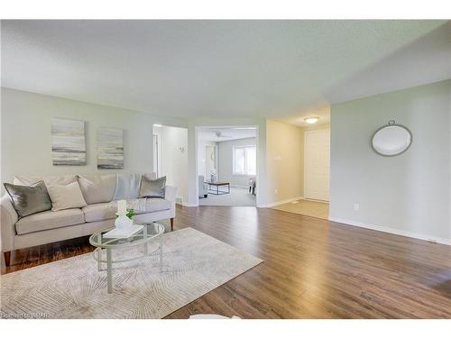 15 Rolling Brook Lane, New Hamburg, ON - Indoor Photo Showing Living Room