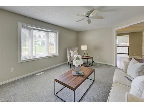 15 Rolling Brook Lane, New Hamburg, ON - Indoor Photo Showing Living Room