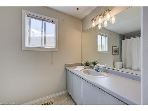 15 Rolling Brook Lane, New Hamburg, ON - Indoor Photo Showing Bathroom