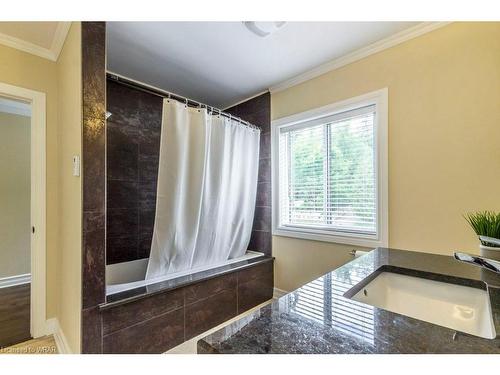 530 St Andrew Street E, Fergus, ON - Indoor Photo Showing Bathroom