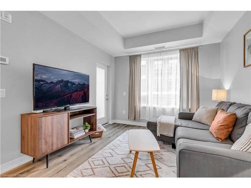 304-243 Northfield Drive E, Waterloo, ON - Indoor Photo Showing Living Room