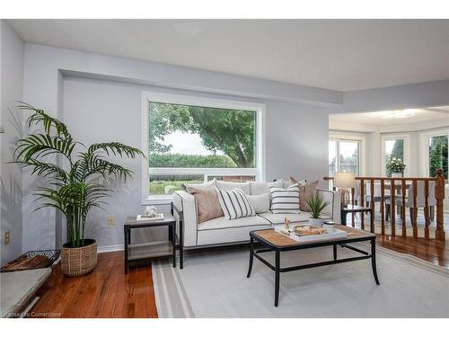 28 Hilborn Avenue, Cambridge, ON - Indoor Photo Showing Living Room