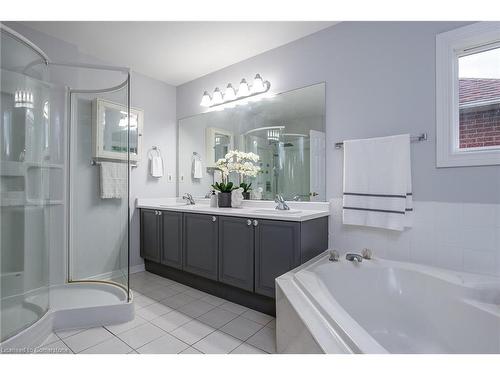 28 Hilborn Avenue, Cambridge, ON - Indoor Photo Showing Bathroom