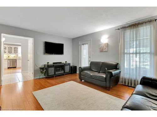 18 Princess Street, Cambridge, ON - Indoor Photo Showing Living Room