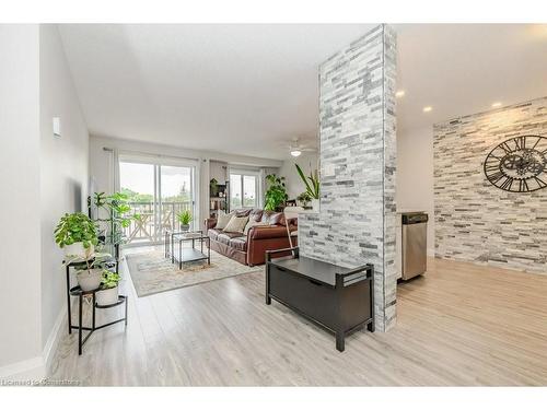 305-276 Eiwo Court, Waterloo, ON - Indoor Photo Showing Living Room