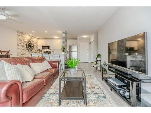 305-276 Eiwo Court, Waterloo, ON - Indoor Photo Showing Living Room