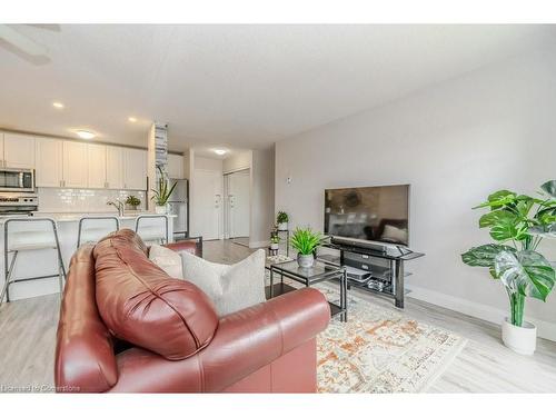 305-276 Eiwo Court, Waterloo, ON - Indoor Photo Showing Living Room