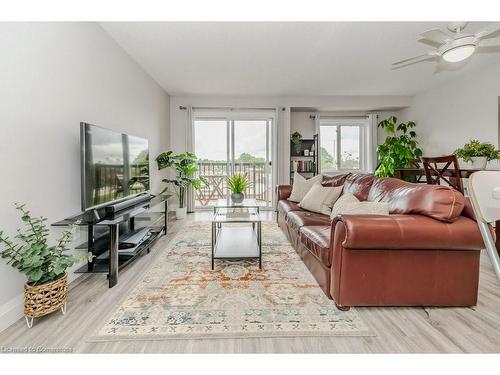 305-276 Eiwo Court, Waterloo, ON - Indoor Photo Showing Living Room