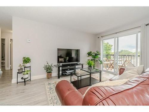 305-276 Eiwo Court, Waterloo, ON - Indoor Photo Showing Living Room