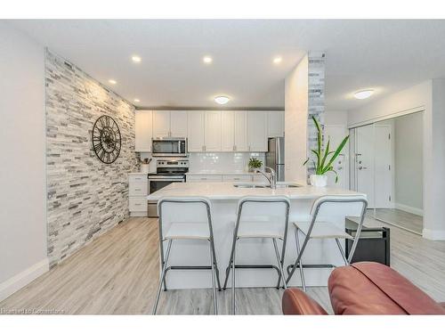 305-276 Eiwo Court, Waterloo, ON - Indoor Photo Showing Kitchen