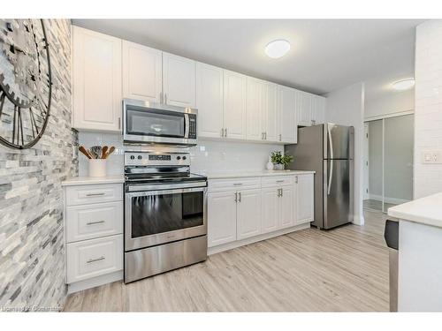 305-276 Eiwo Court, Waterloo, ON - Indoor Photo Showing Kitchen