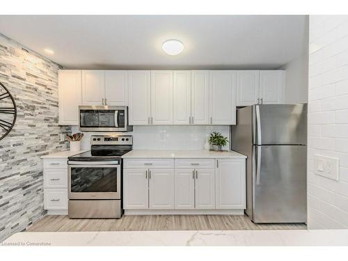 305-276 Eiwo Court, Waterloo, ON - Indoor Photo Showing Kitchen