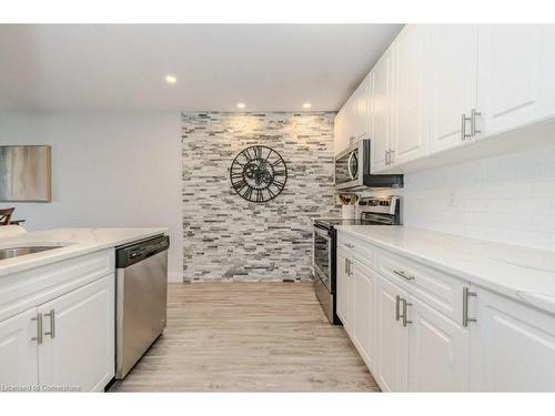 305-276 Eiwo Court, Waterloo, ON - Indoor Photo Showing Kitchen