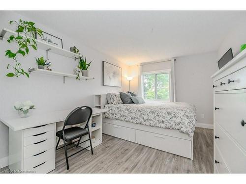 305-276 Eiwo Court, Waterloo, ON - Indoor Photo Showing Bedroom