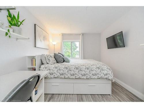 305-276 Eiwo Court, Waterloo, ON - Indoor Photo Showing Bedroom