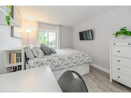 305-276 Eiwo Court, Waterloo, ON - Indoor Photo Showing Bedroom