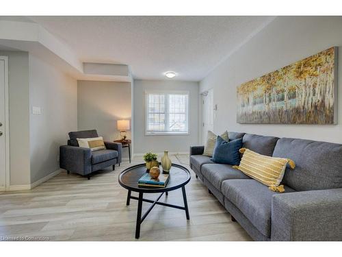 8H-1460 Highland Road W, Kitchener, ON - Indoor Photo Showing Living Room