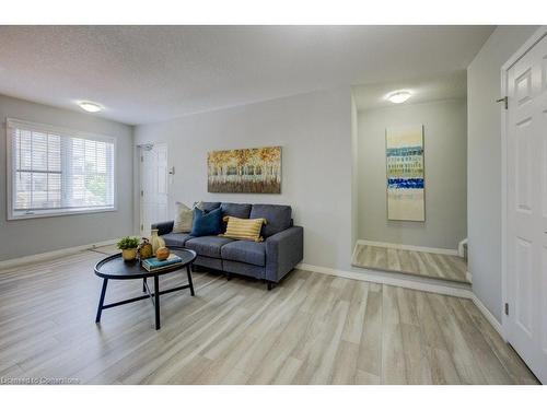 8H-1460 Highland Road W, Kitchener, ON - Indoor Photo Showing Living Room