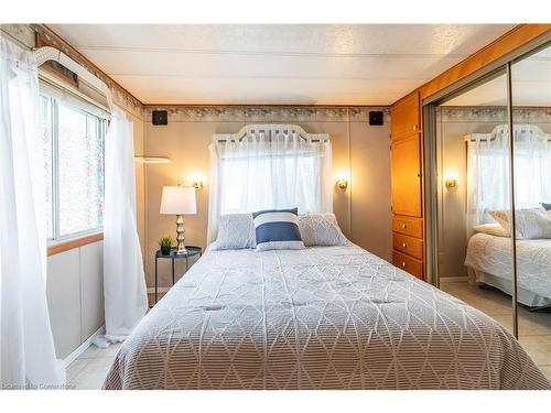 196-580 Beaver Creek Road, Waterloo, ON - Indoor Photo Showing Bedroom