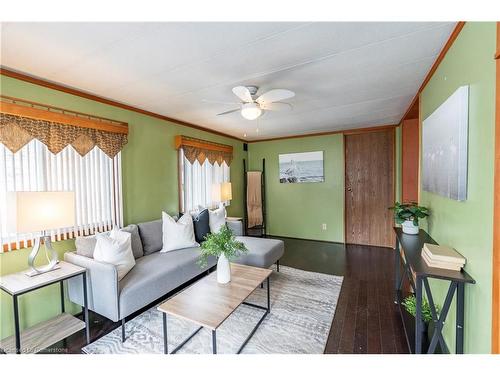 196-580 Beaver Creek Road, Waterloo, ON - Indoor Photo Showing Living Room