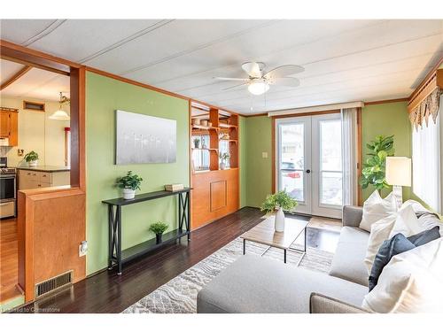 196-580 Beaver Creek Road, Waterloo, ON - Indoor Photo Showing Living Room