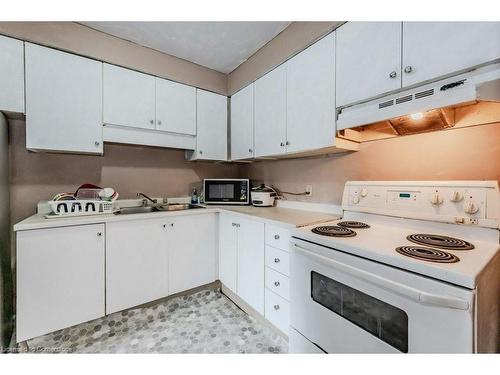 23-293 Fairway Road N, Kitchener, ON - Indoor Photo Showing Kitchen