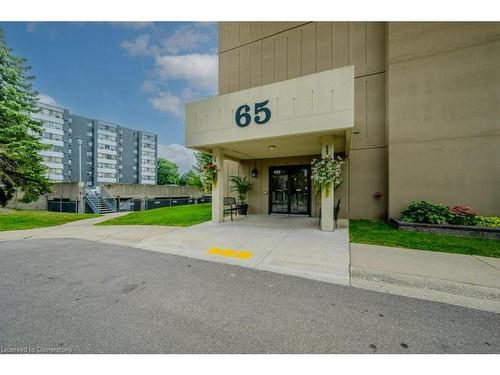 801-65 Highland Crescent, Kitchener, ON - Outdoor