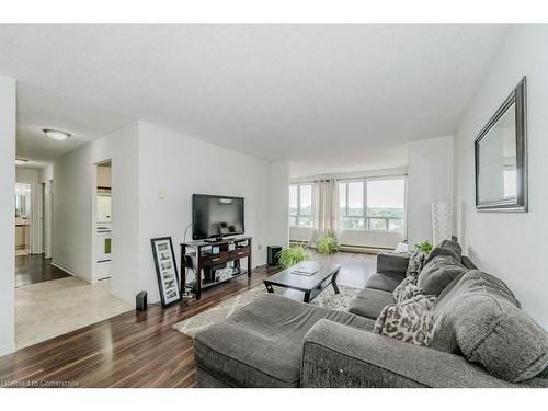 801-65 Highland Crescent, Kitchener, ON - Indoor Photo Showing Living Room