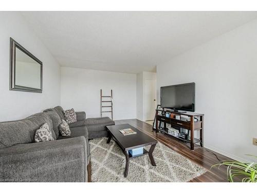 801-65 Highland Crescent, Kitchener, ON - Indoor Photo Showing Living Room