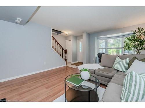 38-235 Saginaw Parkway, Cambridge, ON - Indoor Photo Showing Living Room