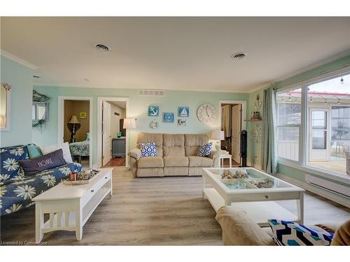 1012 Road 10 W, Conestogo Lake, ON - Indoor Photo Showing Living Room