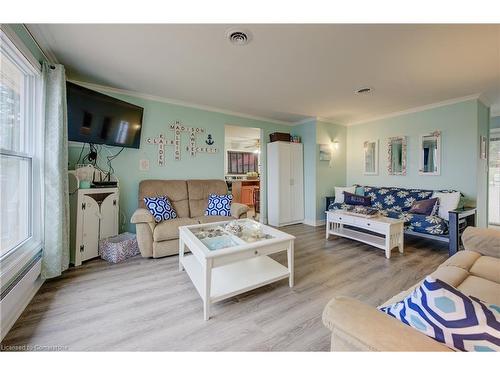 1012 Road 10 W, Conestogo Lake, ON - Indoor Photo Showing Living Room